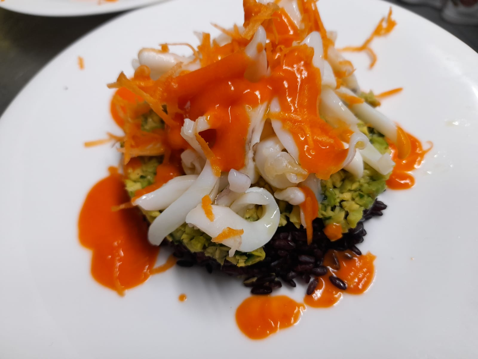 Tortino di riso Venere, tartare di avocado, taglia